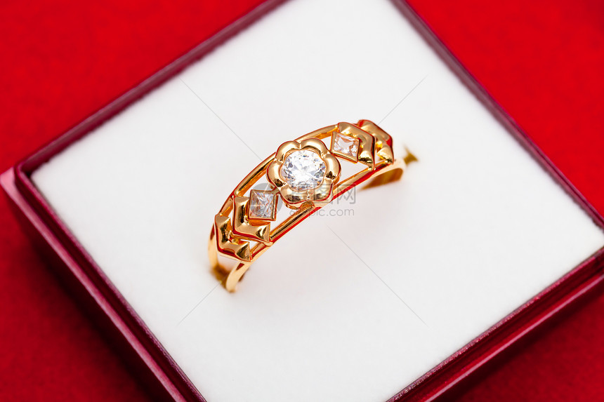 带白圆环的金戒指奢华金属金子珠宝宏观反射礼物宝石圆圈戒指图片
