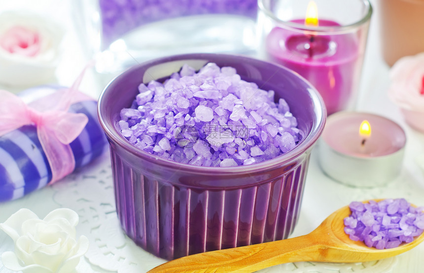 海盐和肥皂护理皮肤蜡烛洗澡药品身体紫色奢华生活草本植物图片