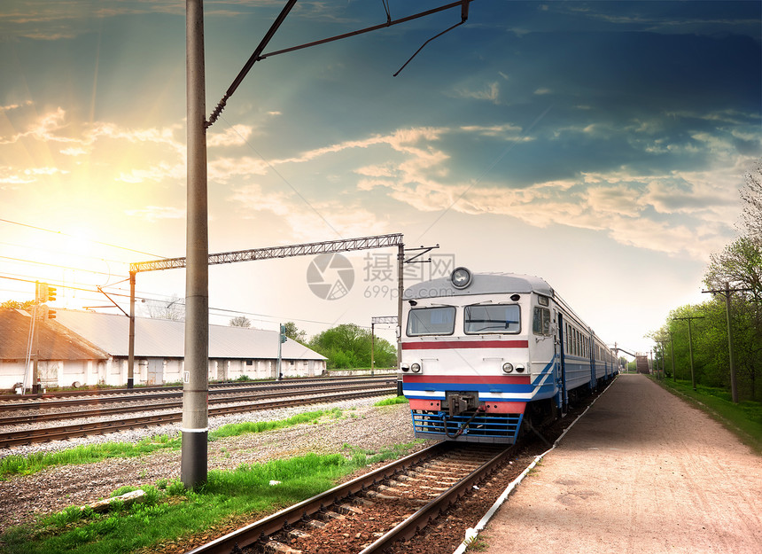 现代火车货物悬链金属日落蓝色铁轨铁路船运乘客运输图片