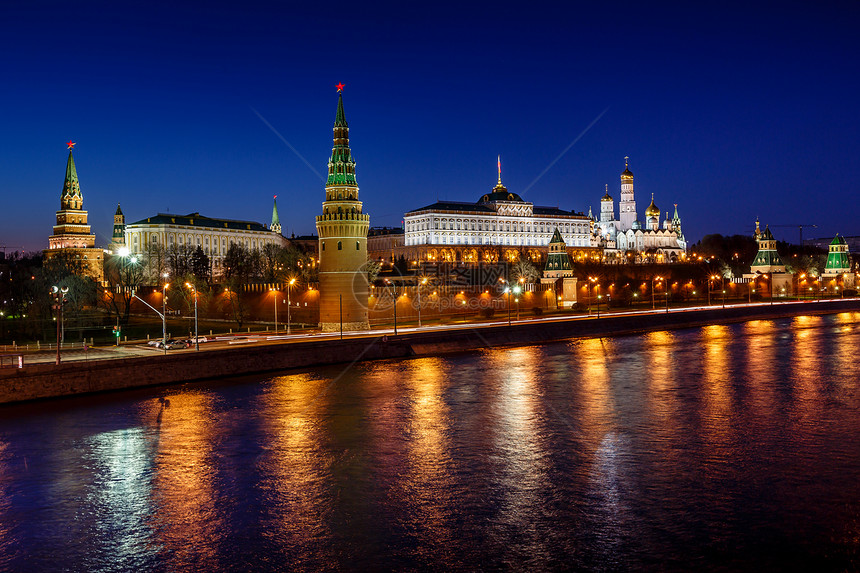 莫斯科克里姆林宫银行和塔 在夜间反射文化教会天空大教堂建筑蓝色景观天炉旅行图片