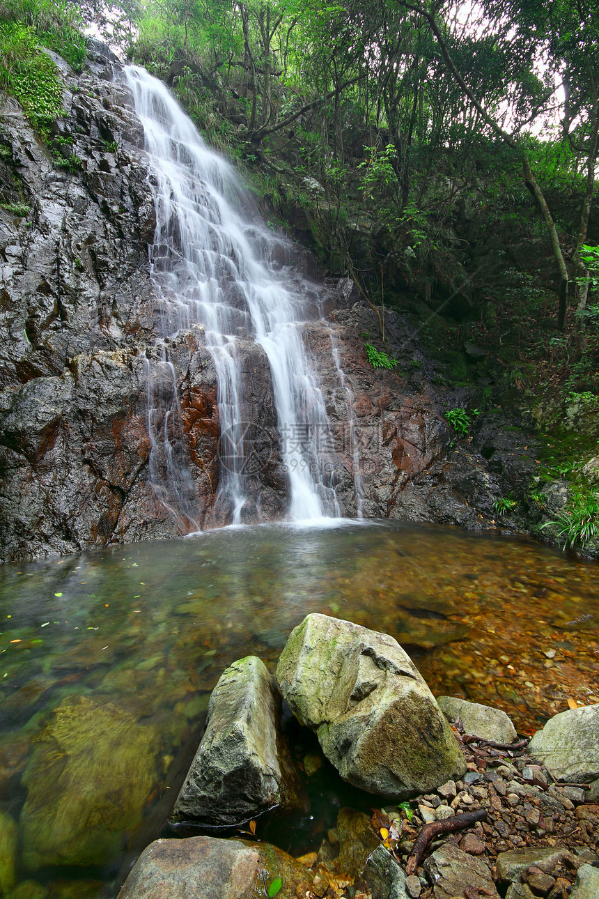 大自然风化旅行岩石公园爬坡池塘场景阳光森林溪流瀑布图片