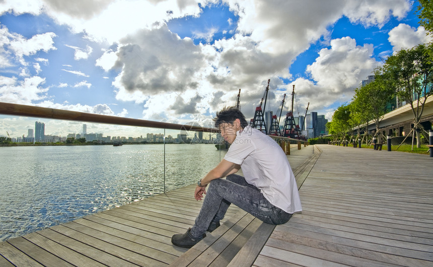 坐在公园里的亚洲人商业旅行码头城市港口办公室市中心蓝色假期放松图片