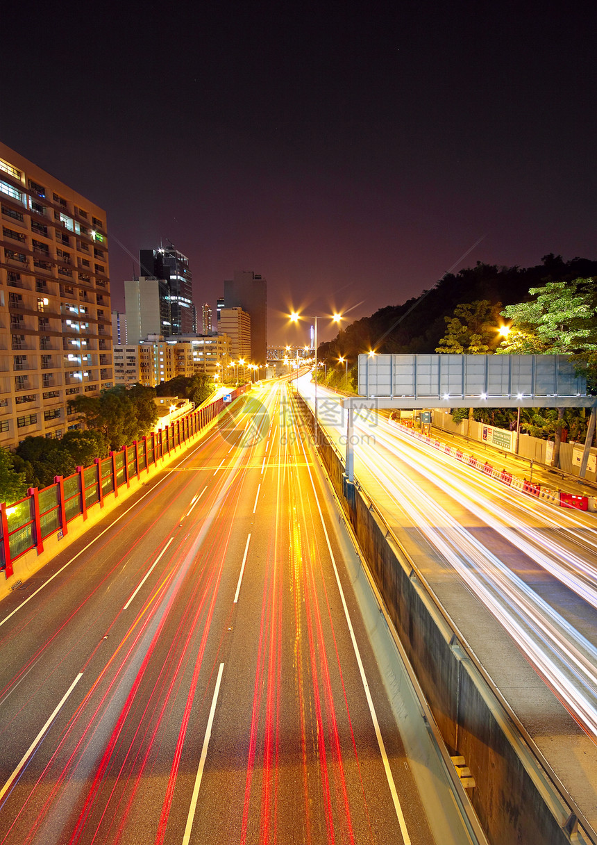 夜间通过市区的交通流量运输天空市中心驾驶街道天际速度场景建筑城市图片