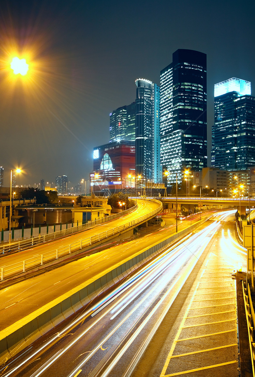 现代城市的夜间街道驾驶市中心辉光速度过境建筑立交桥旅行赛车图片