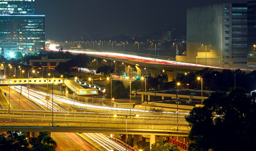 现代城市的夜间车辆旅行车道立交桥驾驶曲线建筑市中心路灯场景图片