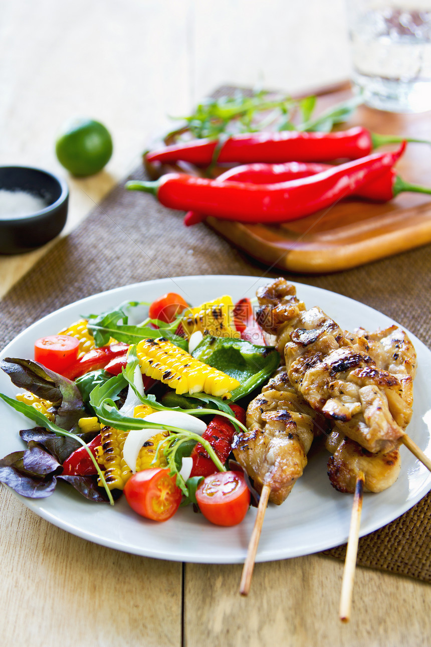 配沙拉的鸡肉罐头烹饪美味食物洋葱辣椒营养美食绿色饮食蔬菜图片