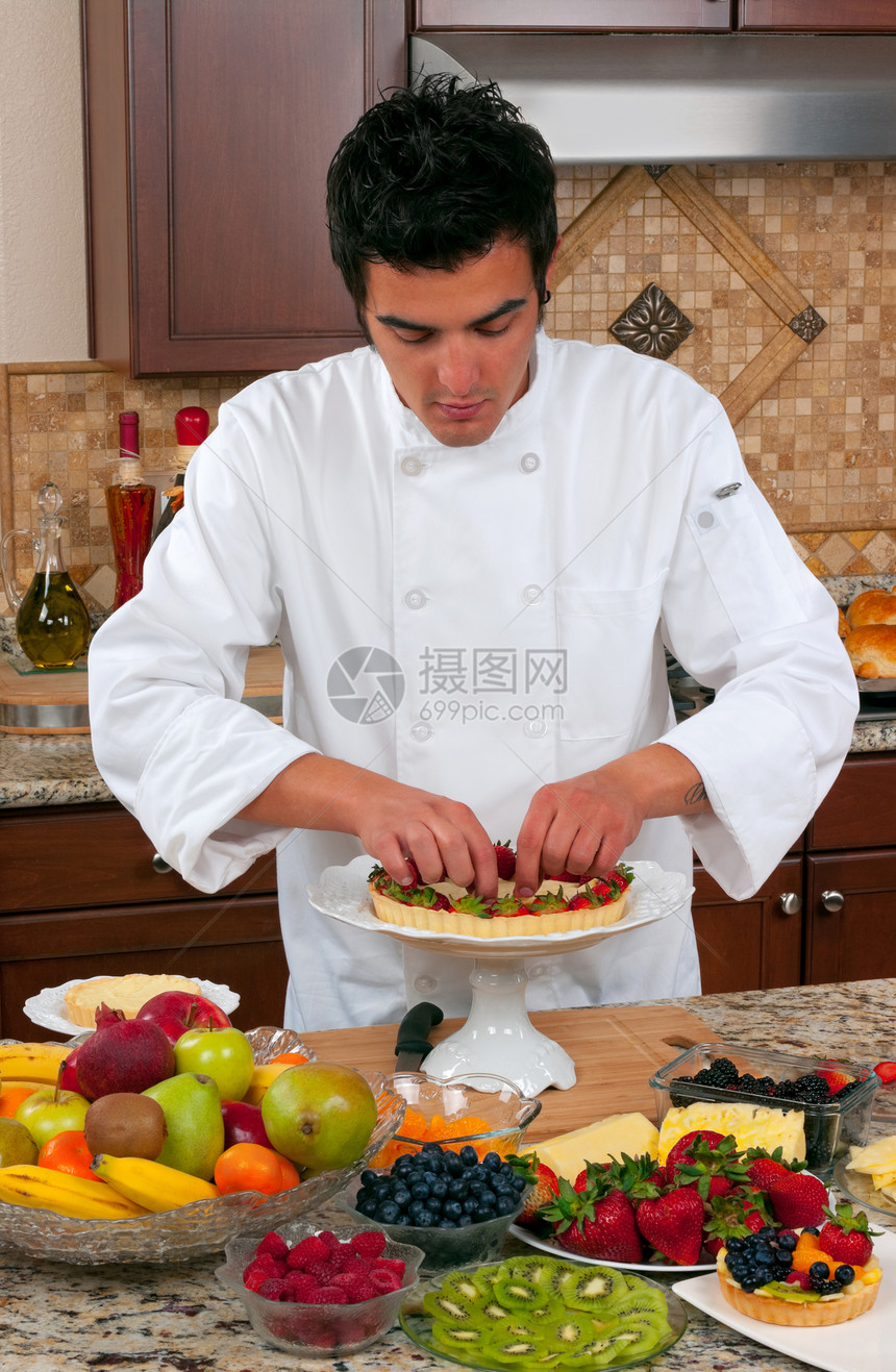 厨主男性职业蛋糕浆果水果馅饼烹饪食物工作糕点图片