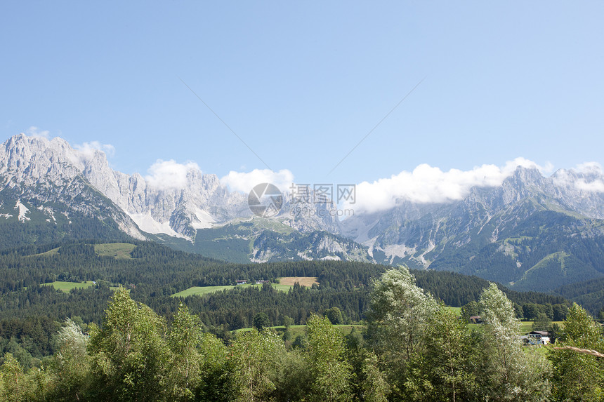奥地利阿尔卑斯山绿色天空白色蓝色日光图片
