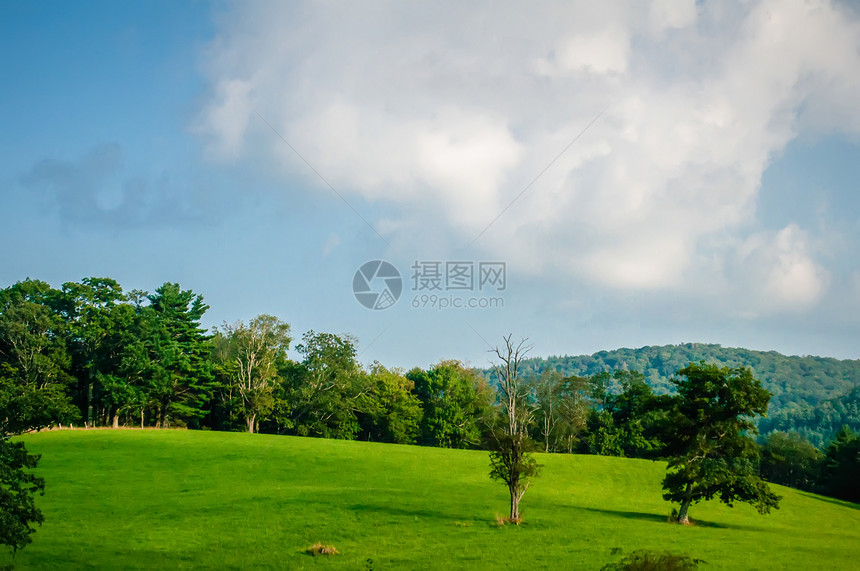 阳光明媚的日落时山谷 大烟雾山 北卡拉全景草原爬坡高地风景山腰晴天天空林地蓝色图片