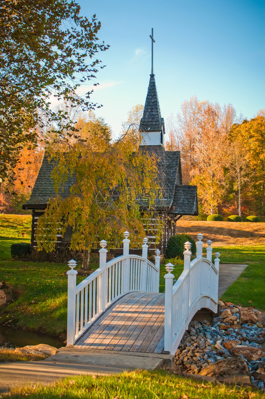 秋天桥对面的小小礼拜堂教堂教会黄色天空蓝色季节图片