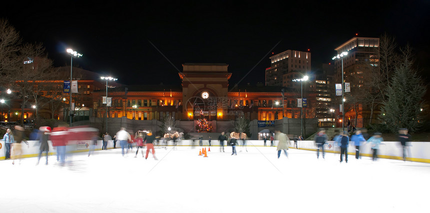 在寒冷的十二月之夜海洋反思滑冰状态娱乐建筑学建筑物释放乐趣溜冰场图片