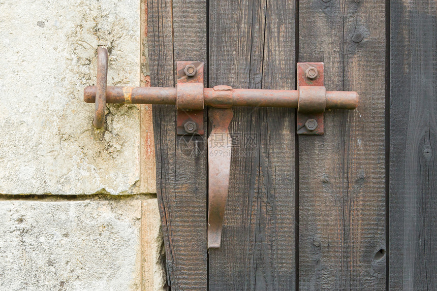 旧的木制门氧化入口安全农场螺栓挂锁警卫枷锁房子击剑图片