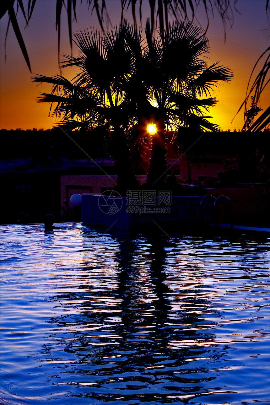 突尼斯游泳池日落躺椅支撑波浪海岸线海滩阳伞太阳木头阴影天空图片
