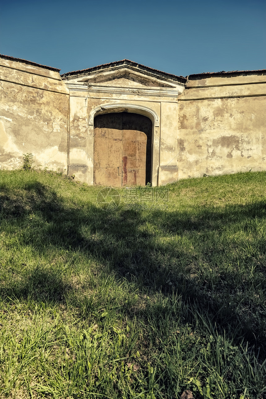修道院大门高墙监狱草地建筑绿色小路入口城堡建筑学图片