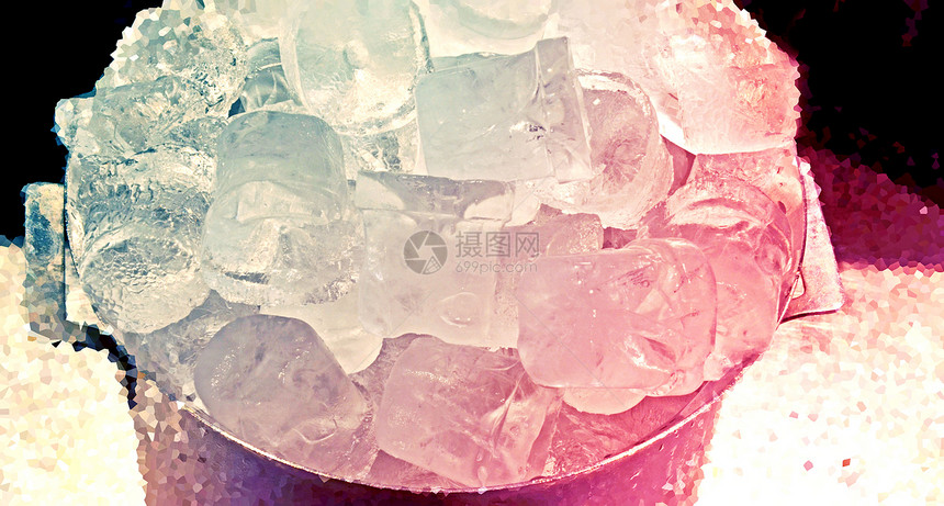 冰在桶中的冰粉色冷藏餐厅冰桶蓝色冰块饮料图片