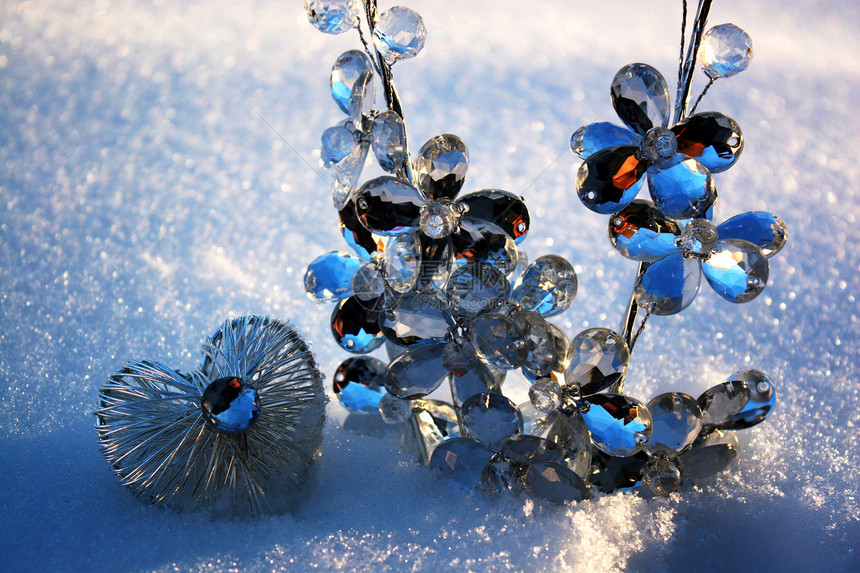 两棵水晶树枝 在冬天的雪中 与水晶心在寒冷的一天图片