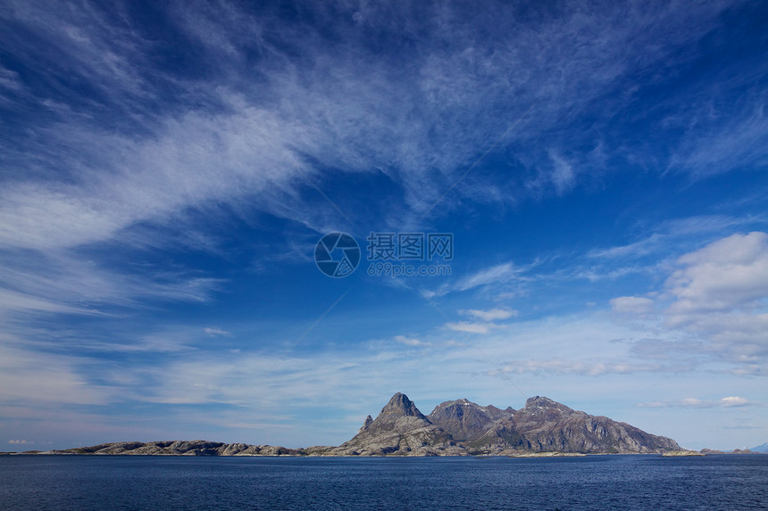 挪威洛基岛航行岩石风景胰岛全景晴天天空海岸海岸线海洋图片