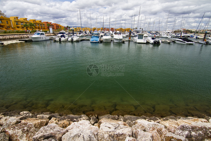 装有游艇的码头奢华港口天空水平摩托艇帆船蓝色财富繁荣假期图片