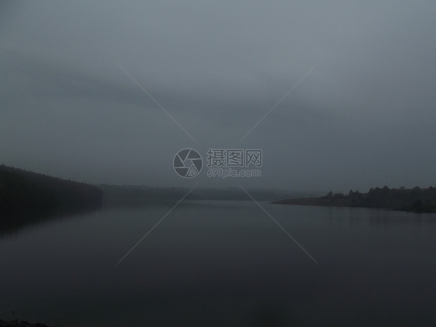 黄昏时的湖边图片