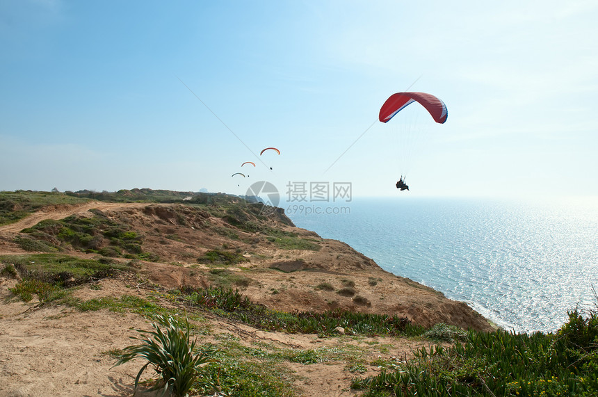 地中海 以色列海 以色列海的滑翔伞乐趣危险娱乐跳伞闲暇航班降落伞天空空气竞赛图片