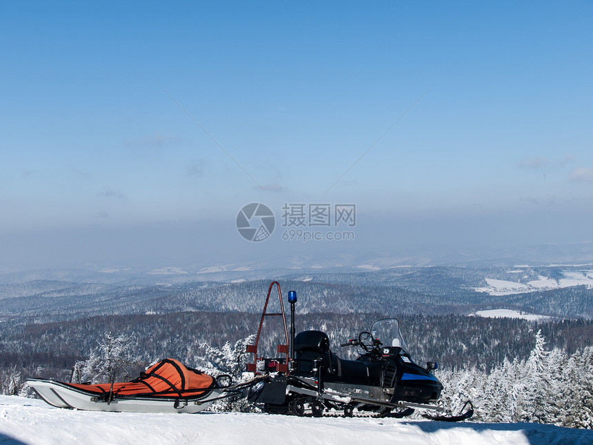 山区的雪下机动救援图片