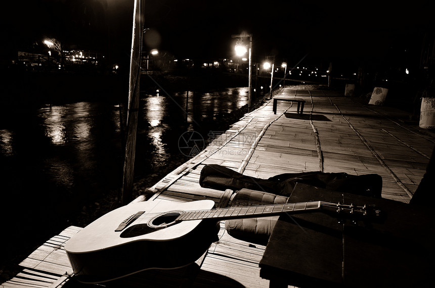 位于白河旁阳台的吉他图片