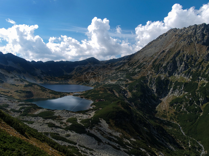 山区和湖泊天空旅行旅游背景饱和色绿色场景蓝色地形草地图片