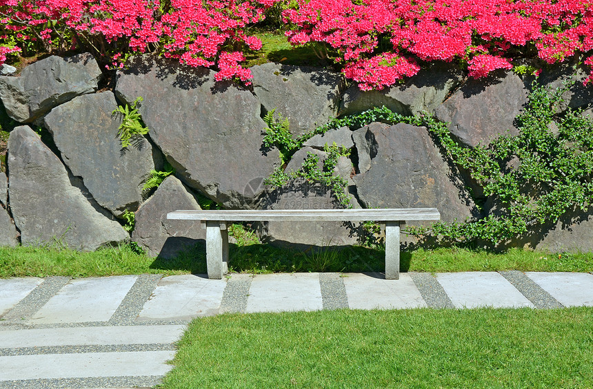 木制花园长椅植物公园花朵露台板凳岩石院子长凳草地途径图片