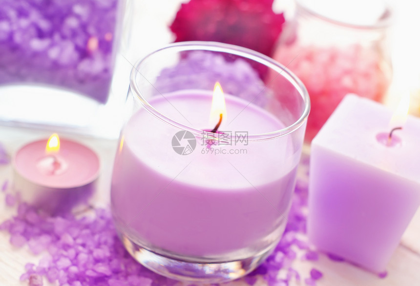 海盐和蜡烛 色盐矿物治愈洗澡身体薰衣草芳香护理冥想紫色石头图片