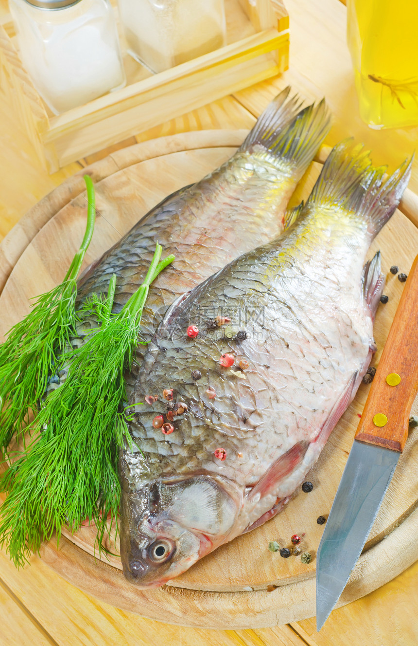 新鲜鲤鱼钓鱼美食蔬菜尾巴香料食物烹饪桌子海鲜厨房图片