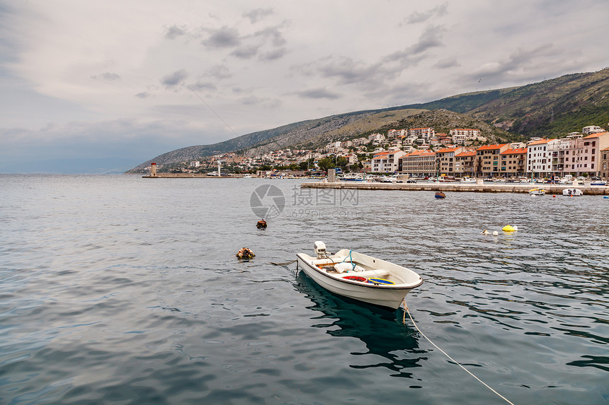 克罗地亚Istria附近Senj镇的船和海岸线图片