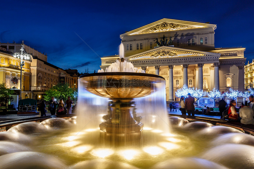 喷泉和Bolshoi剧场在夜幕中发光 莫斯科 R芭蕾舞正方形天空地标城市大剧院旅游歌剧柱子旅行图片