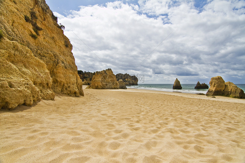 极好葡萄牙海滩风景岩石黄色海岸线支撑海岸波浪白色多云海洋图片