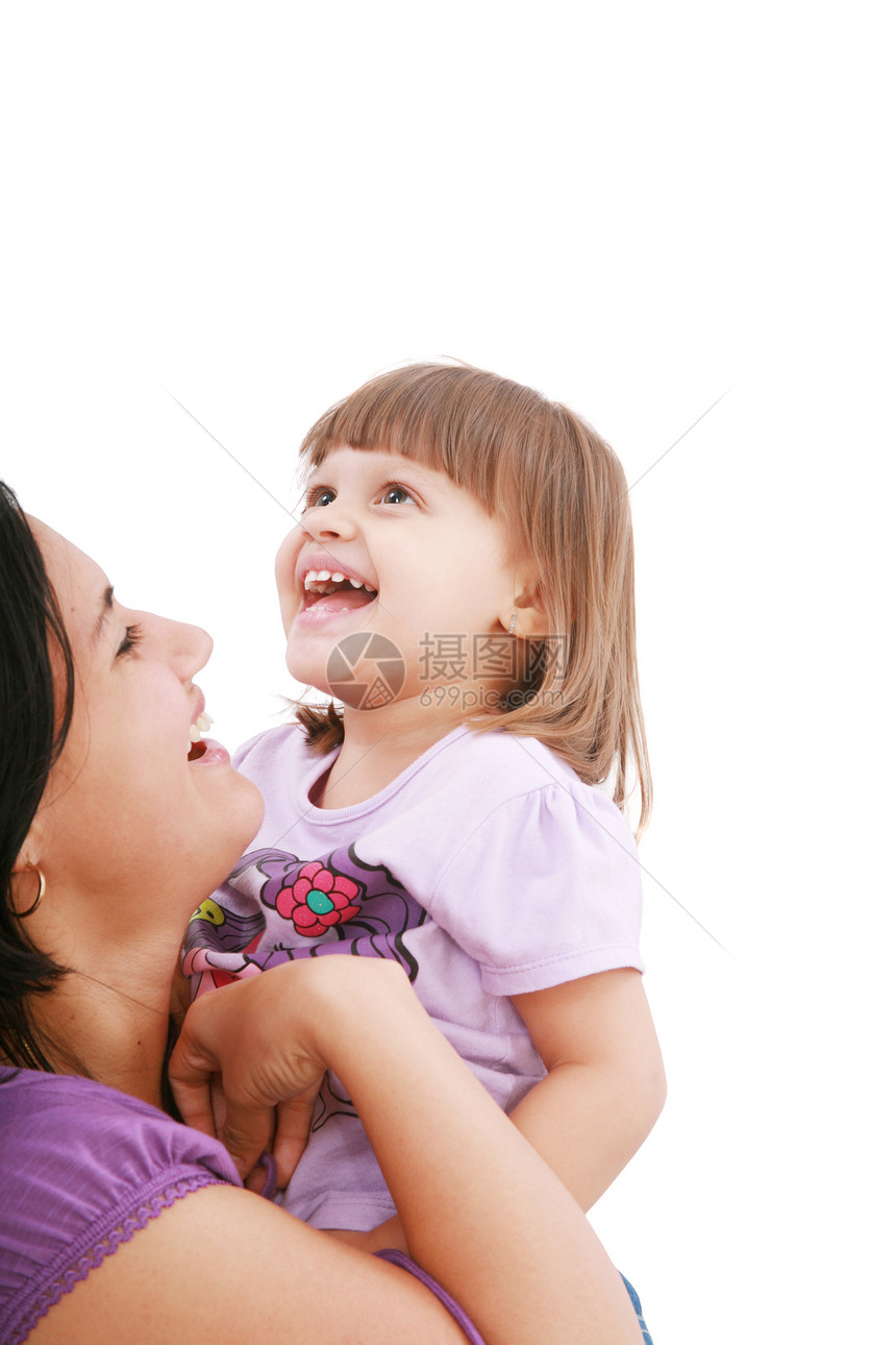 母亲和女儿在白种背景上笑着与世隔绝图片