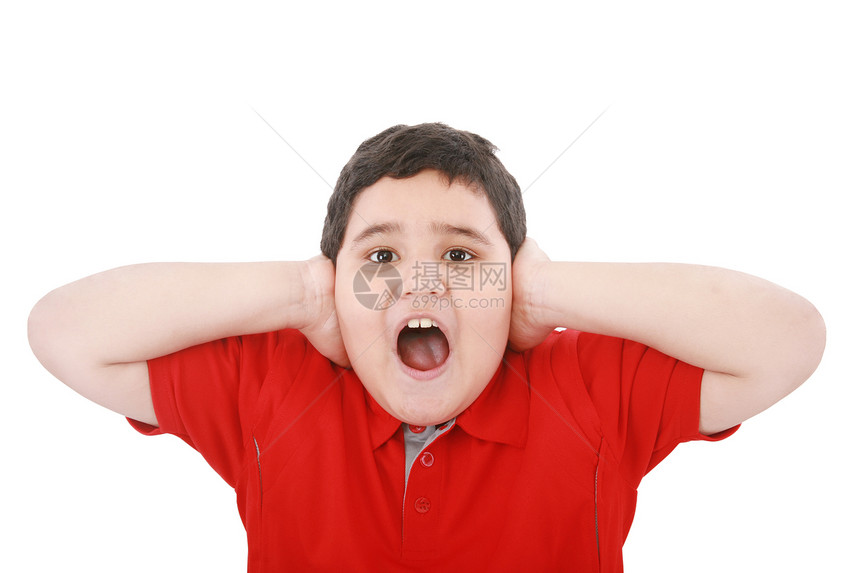一个男孩大喊大叫的横向肖像图片
