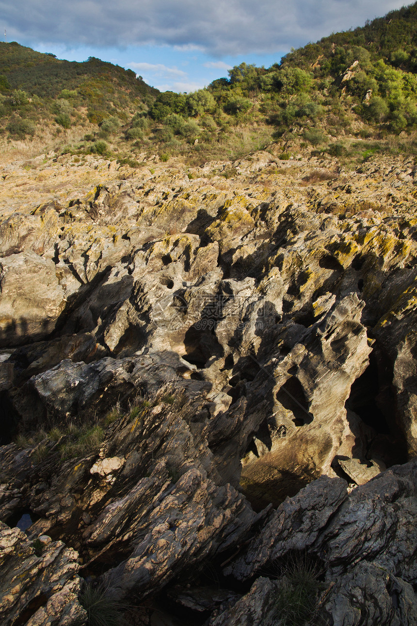 尖锐边缘岩石石头国家植被荒野危险力量地区农村爬坡黄色图片