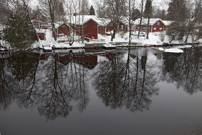 芬兰芬兰风景棕色红色池塘场景树木乡村森林反射公园季节图片