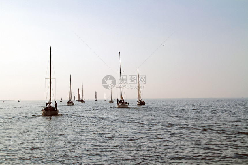 日落时在荷兰IJsselmeer号上航行帆船运动娱乐风帆游艇图片