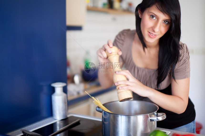 做饭的年轻妇女蒸汽女性眼睛成人面条房子厨房头发女孩烹饪图片