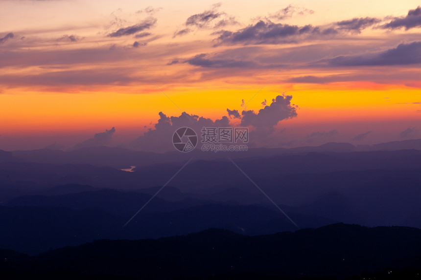 山区日落的景象风景爬坡丘陵水平天空山脉图片