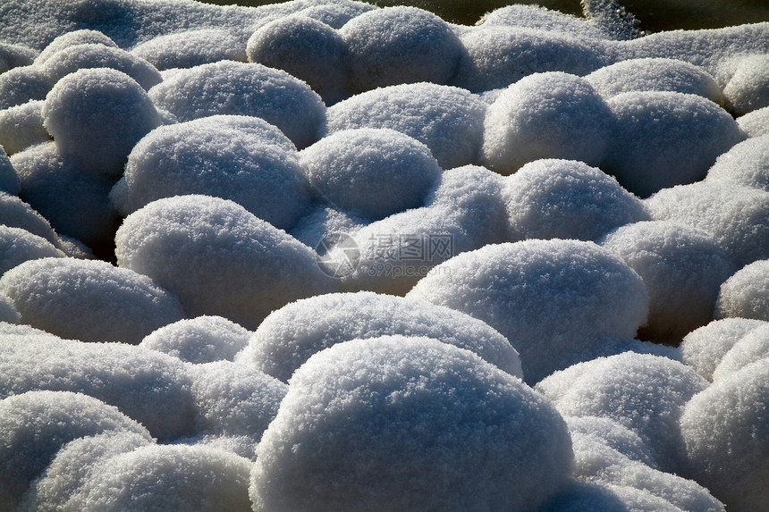 雪石覆盖着严酷的阳光图片
