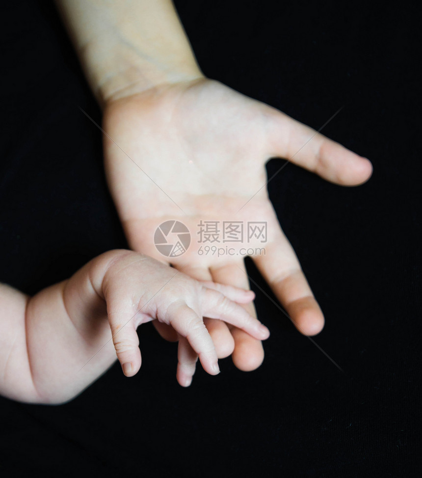 手握手宝贝生长手指孩子童年身体毯子妈妈育儿家庭图片