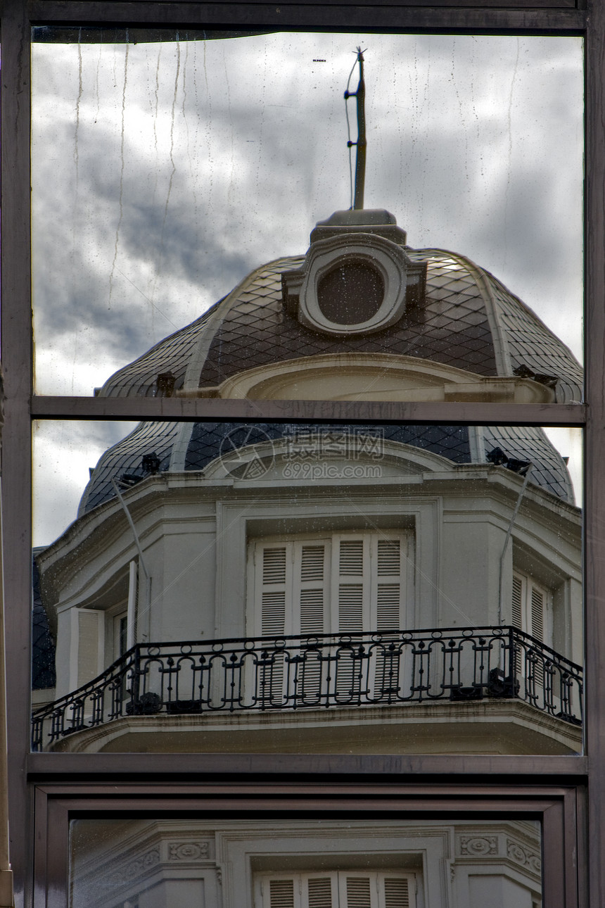宫殿在窗口中的反射图片