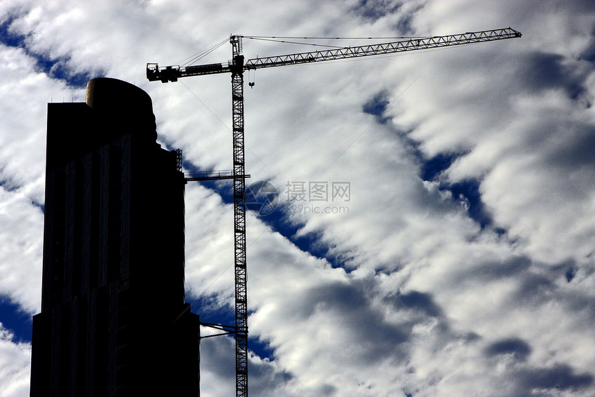 在阿根廷的摩天大楼云和起重机工作建筑海浪阴影反射蓝色房子团结玻璃天空图片