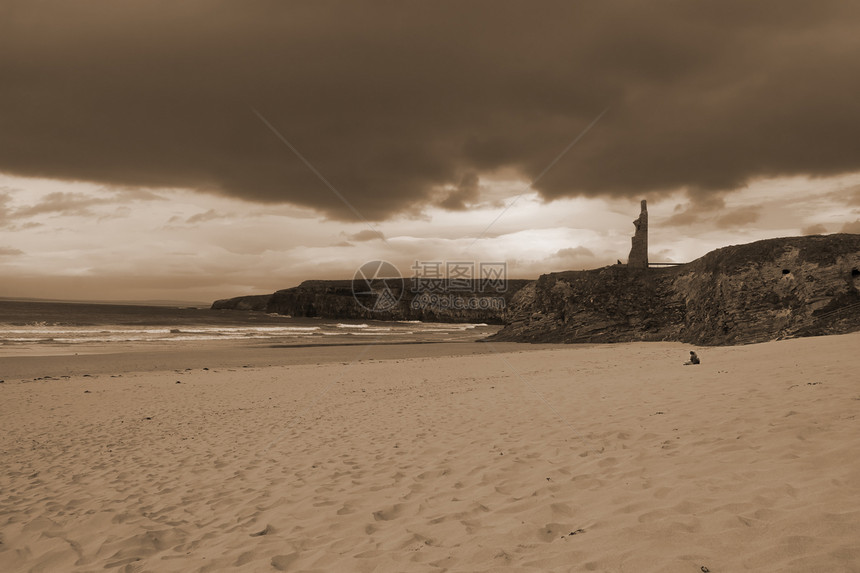 爱尔兰沙滩上的单人夫妇静坐 独居情侣在爱尔兰的海滩上冥想图片