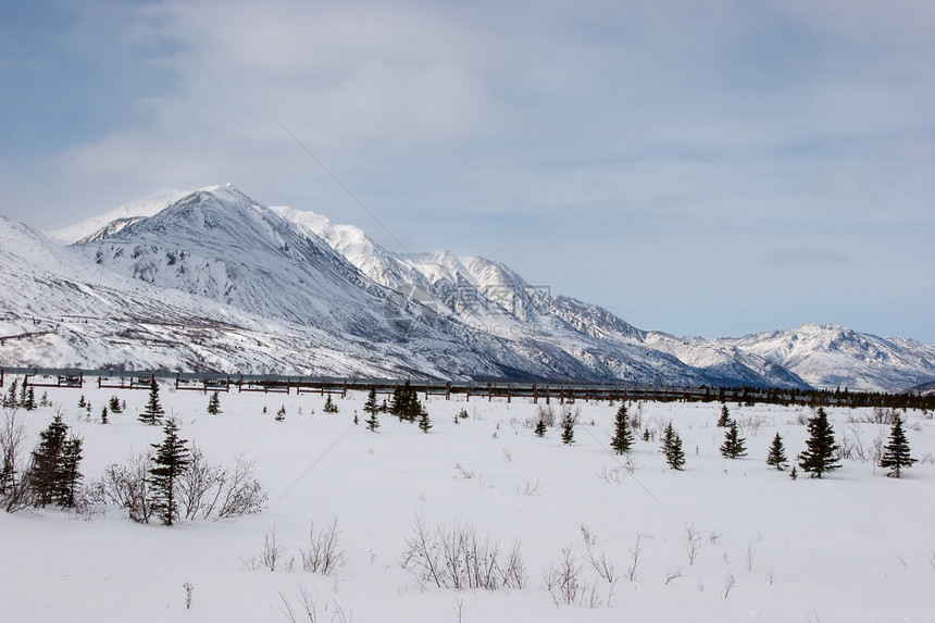 狂野中的石油管道公园冰川工业旅行旅游山峰进口顶峰山脉荒野图片