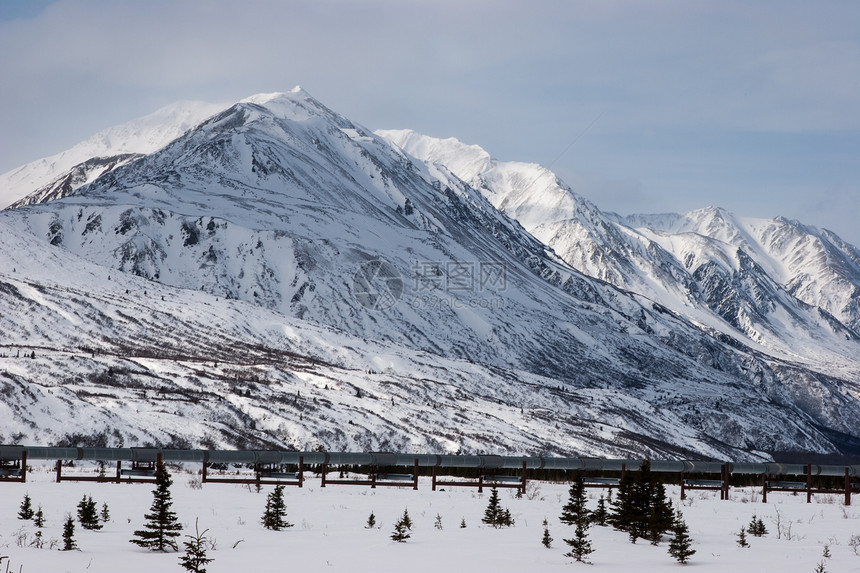 狂野中的石油管道山峰气体公园旅游进口旅行冰川荒野顶峰运输图片