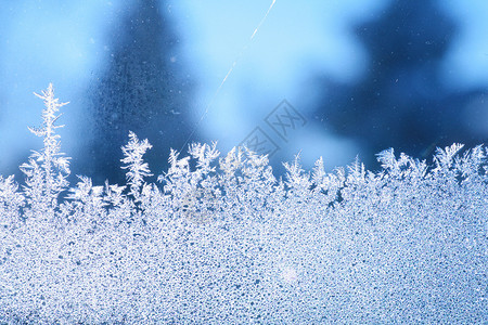 雪青色冰霜窗口冰柱天蓝色宏观火花冻结雾凇窗饰霜花青色玻璃背景