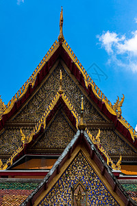 泰庙的金剑天空宗教寺庙山墙三角形背景图片