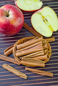苹果和肉桂螺旋旱田八角水果木头木板香料烹饪园艺农业背景
